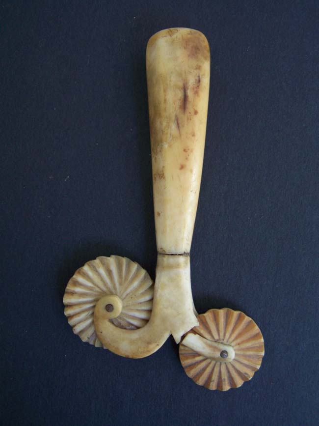 A 19th century ANTIQUE Whale Ivory and Whalebone Double Wheel Pie Crimper — image 3